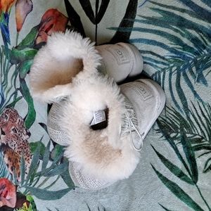 UGG s/n 1003735 low cut boots, lightly used